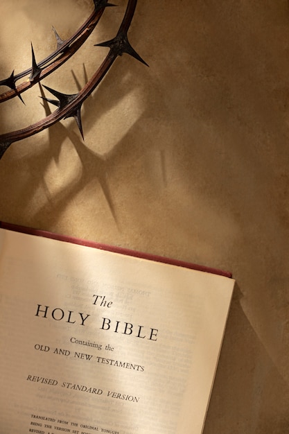 Draufsicht Dornenkrone und Bibel