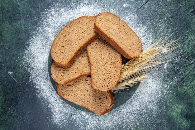 Draufsicht dunkle Brotlaibe auf dunklem Schreibtisch