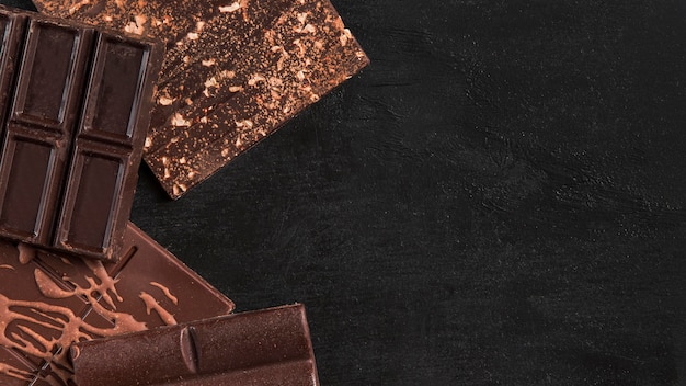 Draufsicht dunkles Sortiment von Schokolade mit Kopienraum