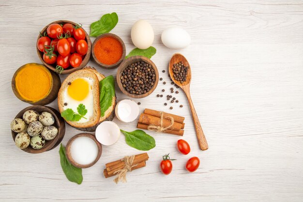 Draufsicht Ei Toast mit Gewürzen und Tomaten auf weißem Hintergrund Foto Morgen Mahlzeit Frühstück Essen Mittagessen Salat Farbe Freiraum