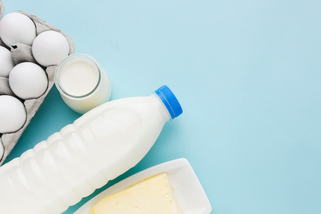 Kostenloses Foto draufsicht eier und milch mit butter