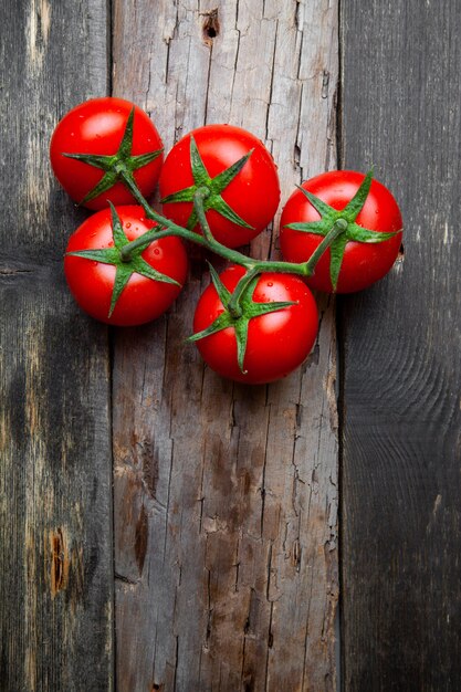 Draufsicht ein Bündel von Tomaten auf altem hölzernem Hintergrund. Vertikale