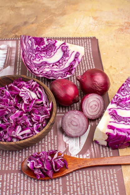 Draufsicht ein Konzept mit roten Zwiebeln und einer Schüssel mit gehacktem Rotkohl für frischen hausgemachten Gemüsesalat mit Kopierraum