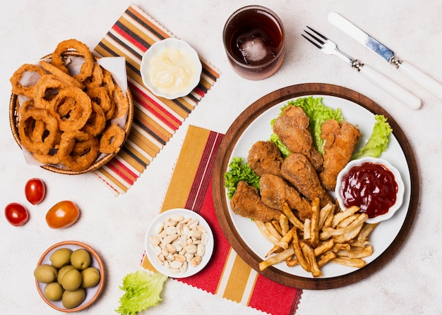 Kostenloses Foto draufsicht einer fast-food-mahlzeit