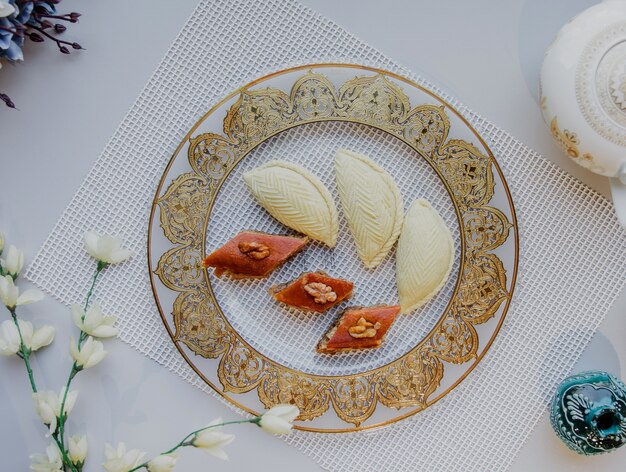 Draufsicht einer Platte mit nationalem azerbaijani pakhlava und shekarbura als novruz Symbol