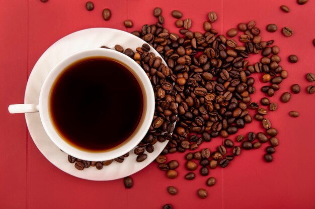 Draufsicht einer Tasse Kaffee mit Kaffeebohnen lokalisiert auf einem res Hintergrund
