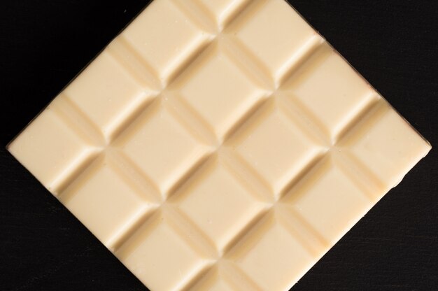 Draufsicht einer weißen Tafel Schokolade