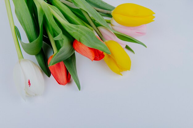 Draufsicht eines Blumenstraußes der bunten Tulpenblumen lokalisiert auf weißem Hintergrund mit Kopienraum