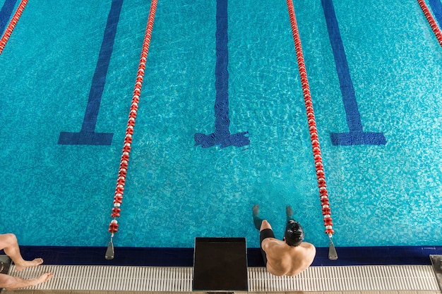 Kostenloses Foto draufsicht eines sitzenden männlichen schwimmers