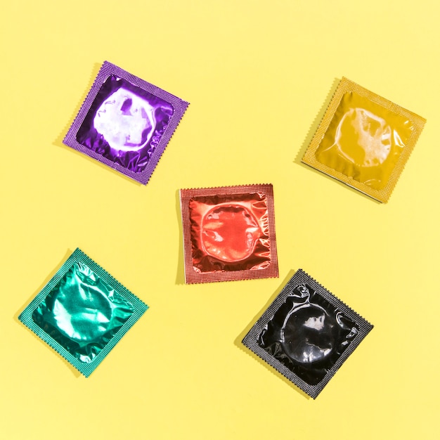 Draufsicht eingewickelte bunte Kondome