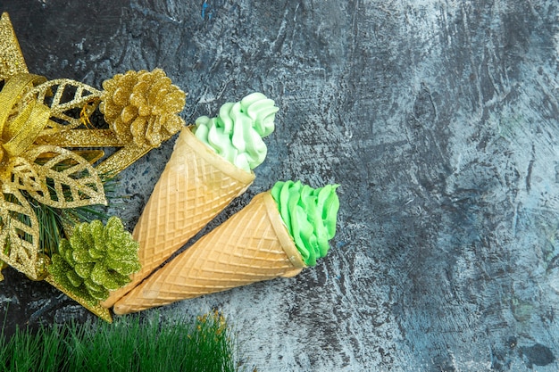 Draufsicht Eiscreme Weihnachtsschmuck auf grauem Hintergrund