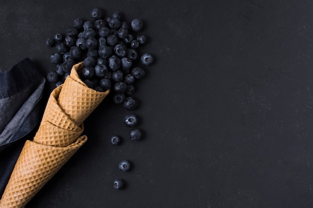 Kostenloses Foto draufsicht-eistüte mit wilden beeren