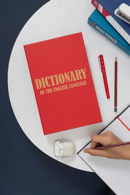 Draufsicht englisches Wörterbuch und Bleistifte
