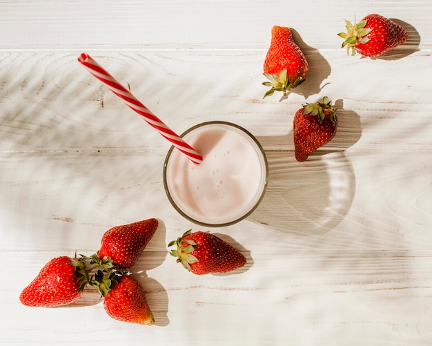 Draufsicht Erdbeeren mit Joghurt