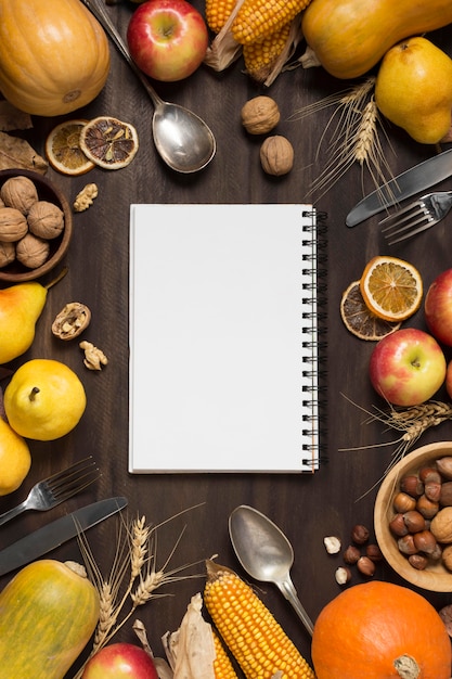 Draufsicht Essensanordnung mit Notizbuch