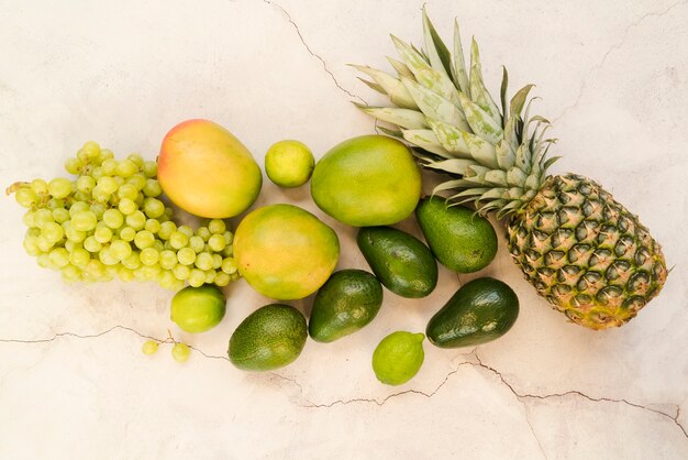 Draufsicht exotische Früchte auf dem Tisch