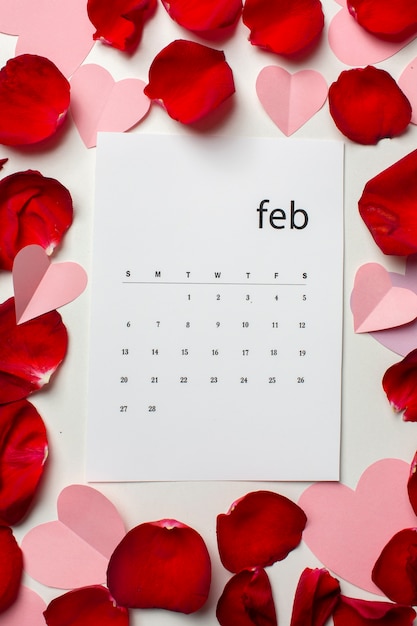 Draufsicht Februar Kalender und Blütenblätter