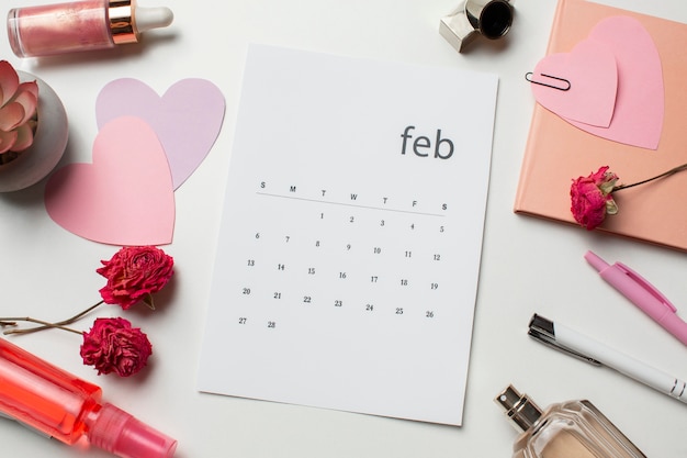 Draufsicht Februar Kalender und Blumen