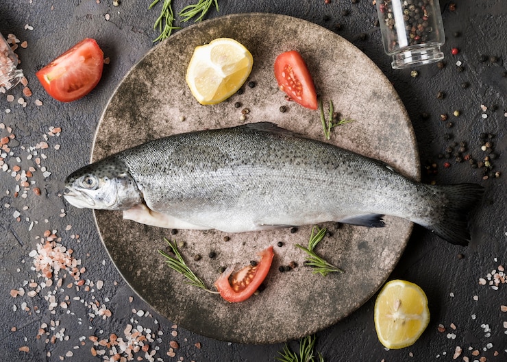 Kostenlose Foto draufsicht fisch auf teller mit gewürzen