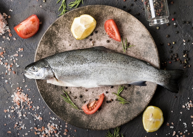 Draufsicht Fisch auf Teller mit Gewürzen
