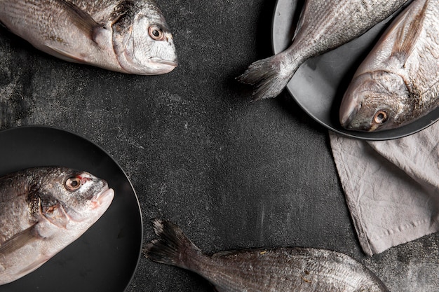 Draufsicht Fisch auf Teller und Stoff