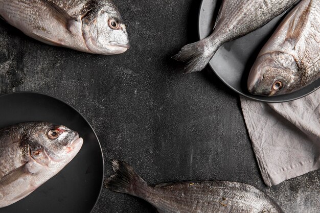 Draufsicht Fisch auf Teller und Stoff