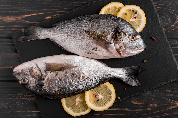 Kostenlose Foto draufsicht fisch und zitrone