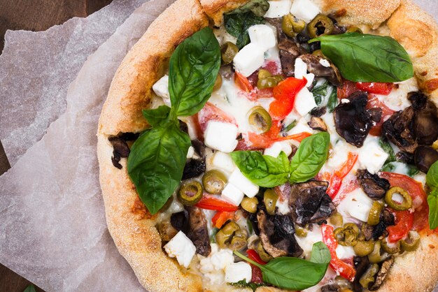 Draufsicht flauschige Pizza mit Gemüse
