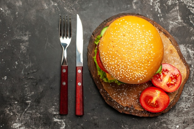 Draufsicht Fleischburger mit Gemüse und Käse auf dunklem Boden Brötchen Fast-Food-Sandwich
