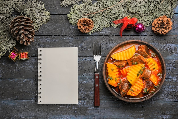 Draufsicht fleischige Suppe mit Kartoffeln und Gemüse auf dem dunklen Schreibtisch