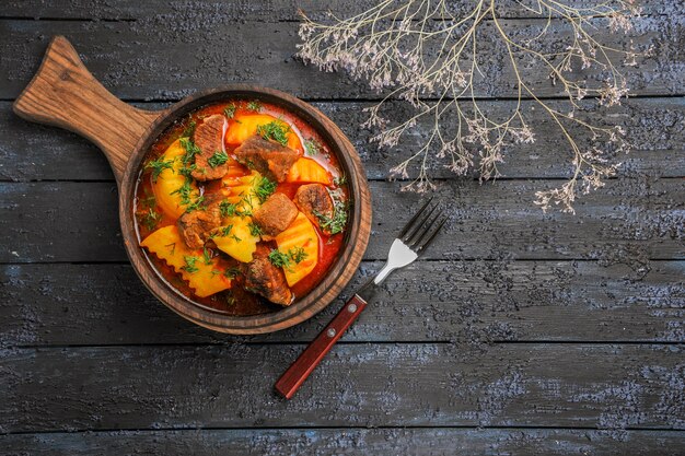 Draufsicht Fleischsauce Suppe mit Gemüse und Kartoffeln auf dem dunklen Schreibtisch