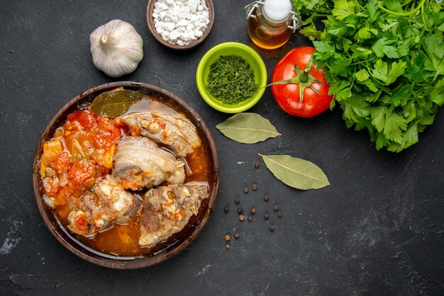 Draufsicht Fleischsuppe mit Grüns auf dunklem Fleisch Farbe graue Soße Mahlzeit warmes Essen Kartoffel Foto Abendessen Gericht