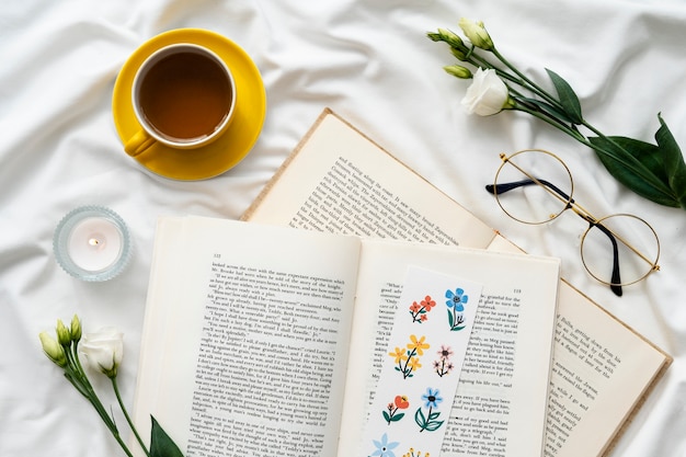 Draufsicht florales Lesezeichen auf Büchern