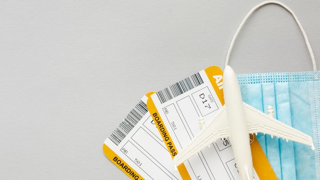Draufsicht Flugtickets und Maske