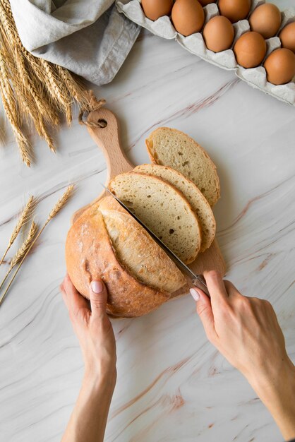 Draufsicht Frau, die Brot schneidet