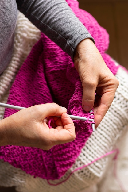 Kostenloses Foto draufsicht frau stricken