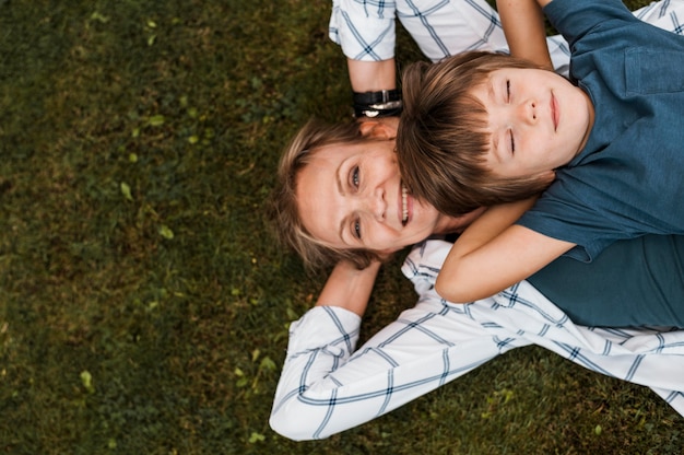 Draufsicht Frau und Kind auf Gras