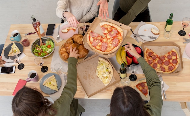 Draufsicht Freunde, die Mittagessen essen