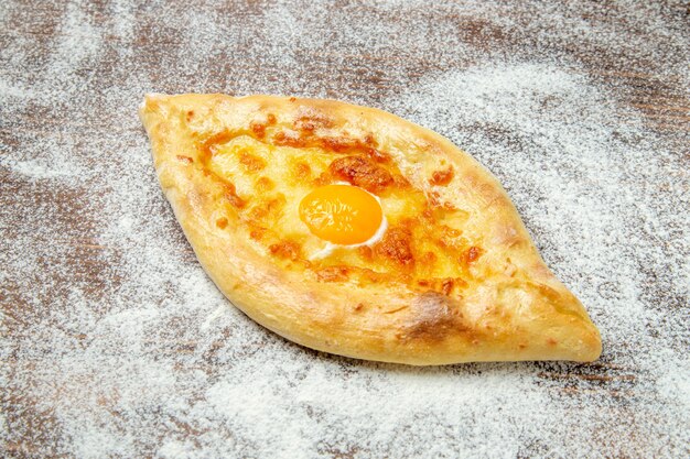 Draufsicht frisch gebackenes Brot mit gekochtem Ei und Mehl auf braunem Schreibtisch Teig backen Brötchen Mahlzeit Eier