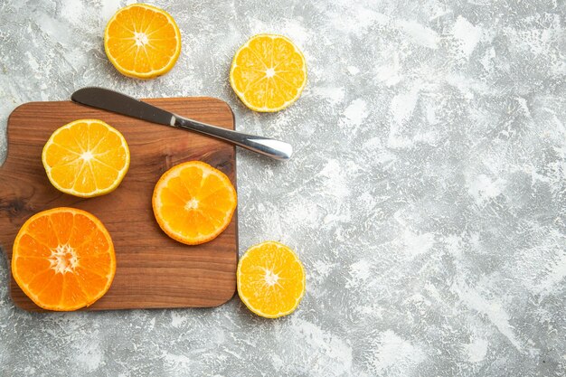 Draufsicht frisch geschnittene Orangen milde Zitrusfrüchte auf weißem Schreibtisch reife Frucht exotische frische tropische