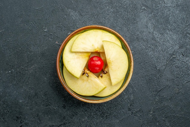 Draufsicht frisch geschnittene Äpfel in kleinem Topf auf grauer Oberfläche frisches Obst ausgereift reif