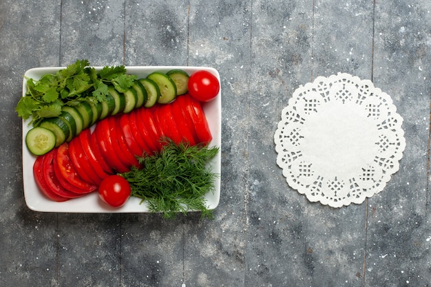 Draufsicht frisch geschnittene Tomaten elegant gestalteten Salat auf der Grauzone