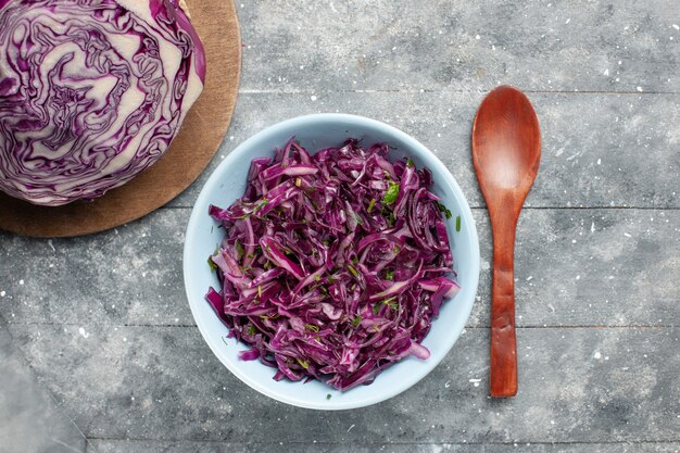 Draufsicht frisch geschnittener Kohl purpurroter Kohl ganz und geschnitten auf dem grauen Schreibtisch Gemüsesalat frisch reif