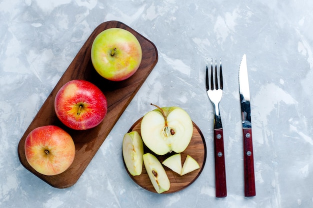 Draufsicht frische äpfel reife früchte auf dem hellweißen schreibtisch