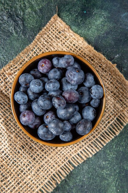 Draufsicht frische Blaubeeren innerhalb Platte dunkle Oberfläche