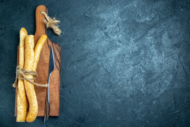 Draufsicht frische Brötchenbrote auf blauem Raum