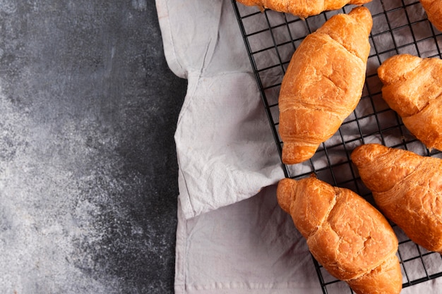 Kostenloses Foto draufsicht frische croissants