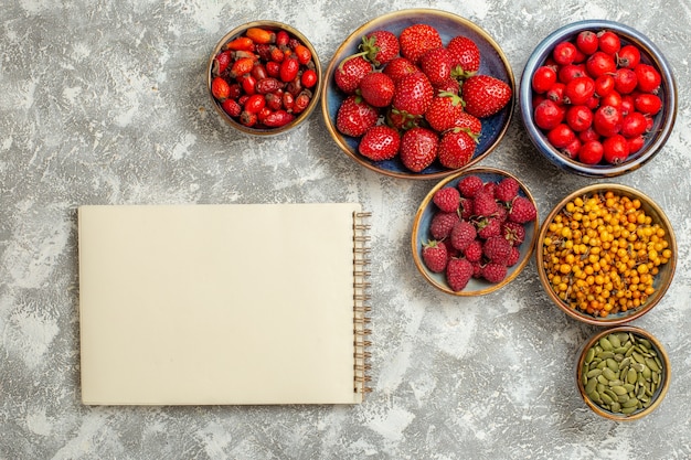 Draufsicht frische Erdbeeren mit roten Beeren auf hellweißem Hintergrund Beerenfrucht frisch