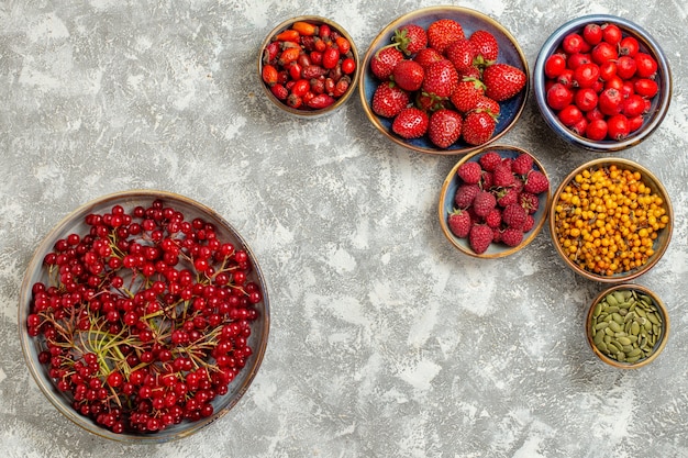 Kostenloses Foto draufsicht frische erdbeeren mit roten beeren auf weißem hintergrund