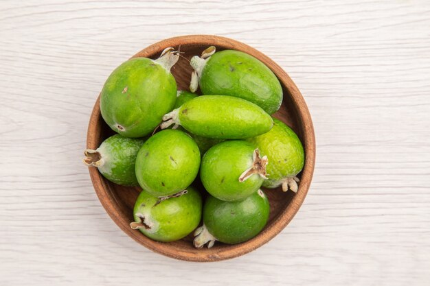 Draufsicht frische Feijoas innerhalb der Platte auf weißem Hintergrund Farbe Frucht tropische exotische reife Diät die